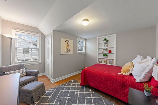 909 S Wheaton Avenue, Wheaton, IL 60189