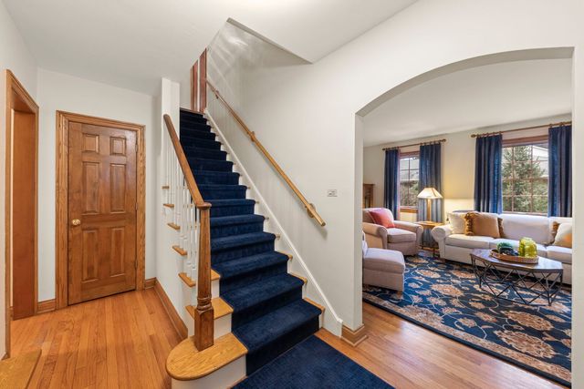 909 S Wheaton Avenue, Wheaton, IL 60189