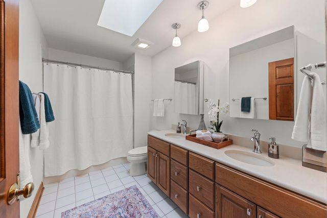 909 S Wheaton Avenue, Wheaton, IL 60189