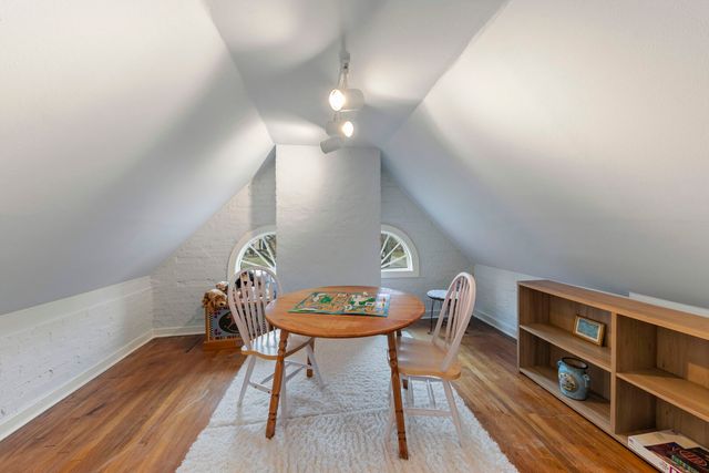 909 S Wheaton Avenue, Wheaton, IL 60189