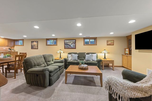 909 S Wheaton Avenue, Wheaton, IL 60189