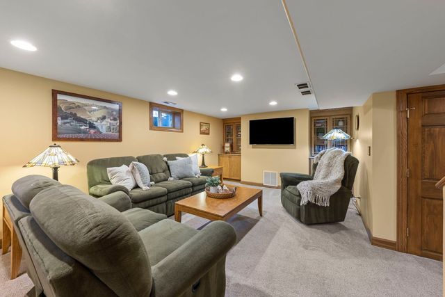 909 S Wheaton Avenue, Wheaton, IL 60189