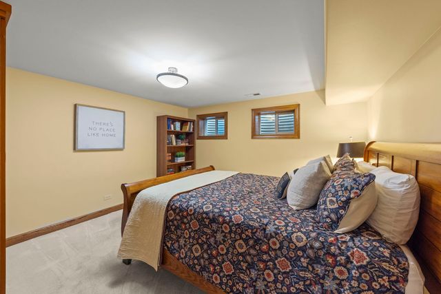 909 S Wheaton Avenue, Wheaton, IL 60189