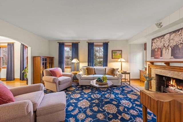 909 S Wheaton Avenue, Wheaton, IL 60189