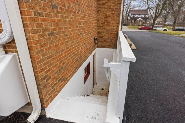 909 S Wheaton Avenue, Wheaton, IL 60189