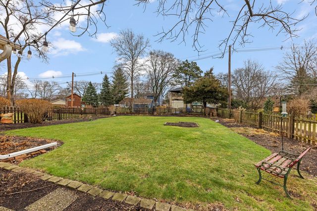 909 S Wheaton Avenue, Wheaton, IL 60189