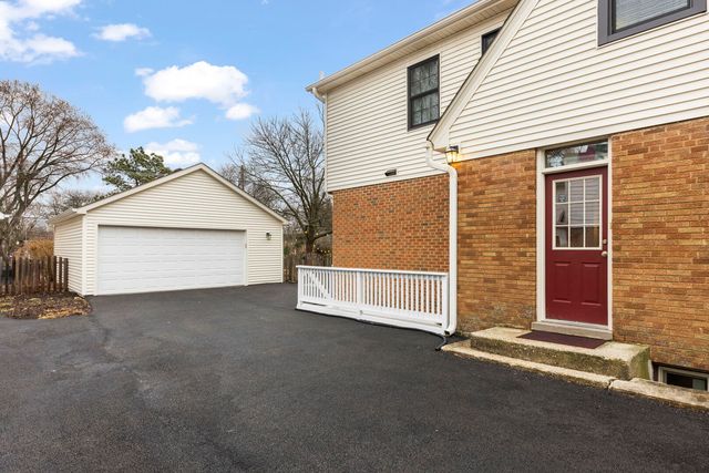 909 S Wheaton Avenue, Wheaton, IL 60189