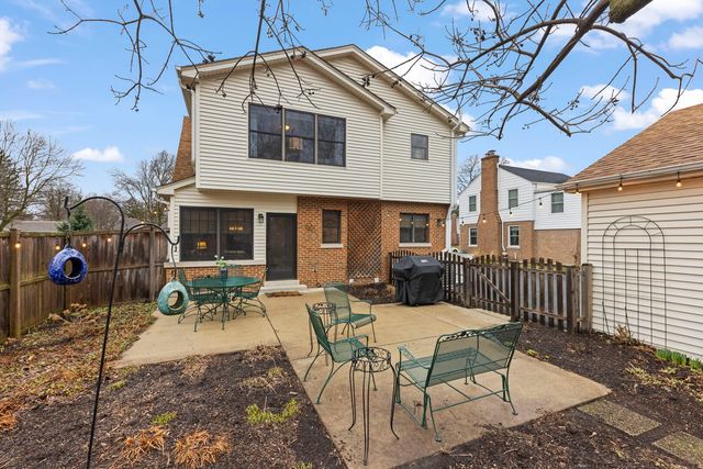 909 S Wheaton Avenue, Wheaton, IL 60189