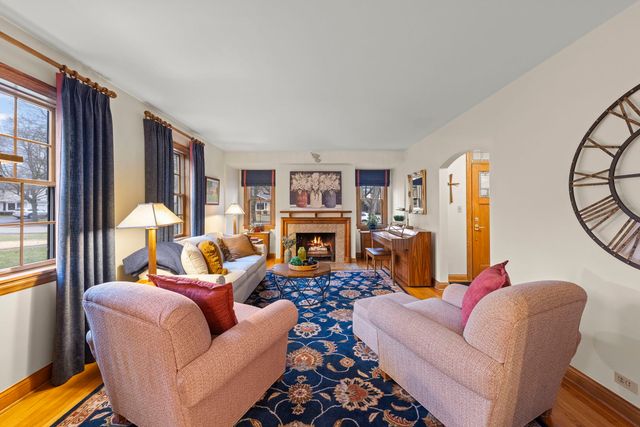 909 S Wheaton Avenue, Wheaton, IL 60189