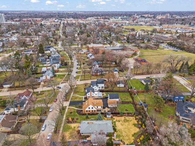 909 S Wheaton Avenue, Wheaton, IL 60189