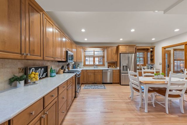 909 S Wheaton Avenue, Wheaton, IL 60189