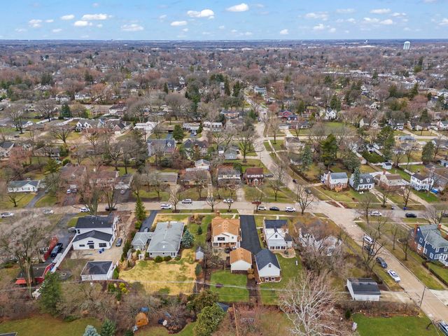 909 S Wheaton Avenue, Wheaton, IL 60189