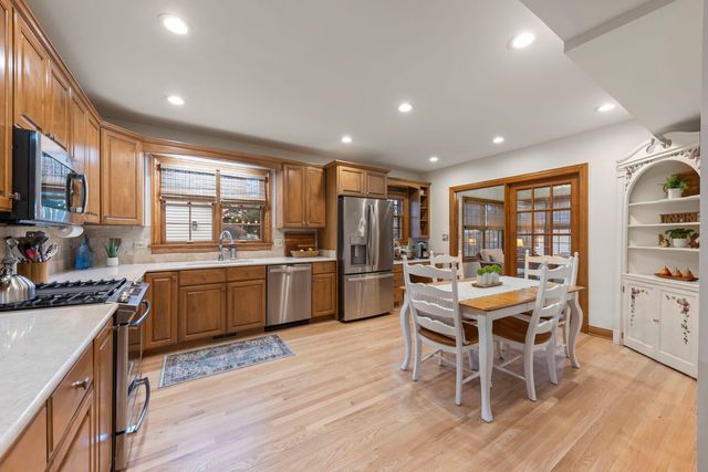 909 S Wheaton Avenue, Wheaton, IL 60189