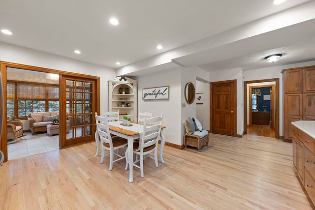 909 S Wheaton Avenue, Wheaton, IL 60189