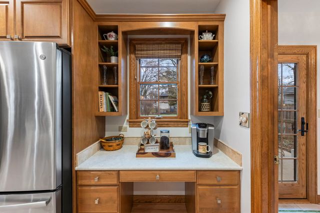 909 S Wheaton Avenue, Wheaton, IL 60189