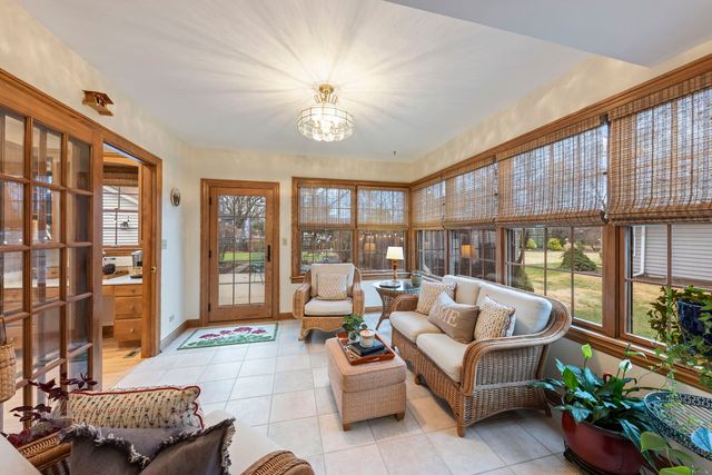 909 S Wheaton Avenue, Wheaton, IL 60189