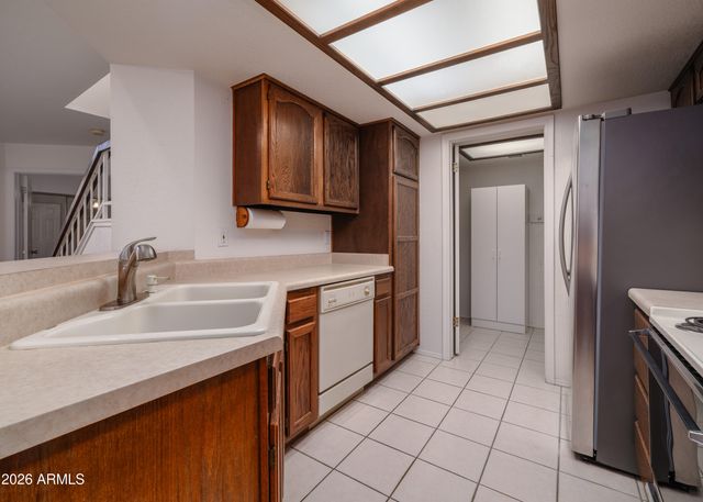 41 E BETTY ELYSE Lane, Phoenix, AZ 85022