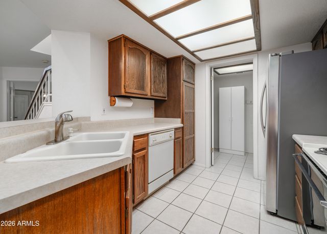 41 E BETTY ELYSE Lane, Phoenix, AZ 85022