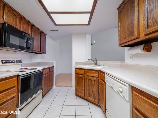 41 E BETTY ELYSE Lane, Phoenix, AZ 85022