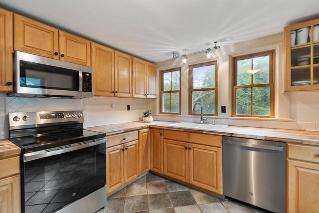 27 True Rd 2, Salisbury, MA 01952