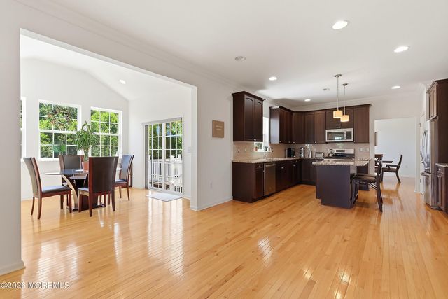 6 Valley Court, Cream Ridge, NJ 08514