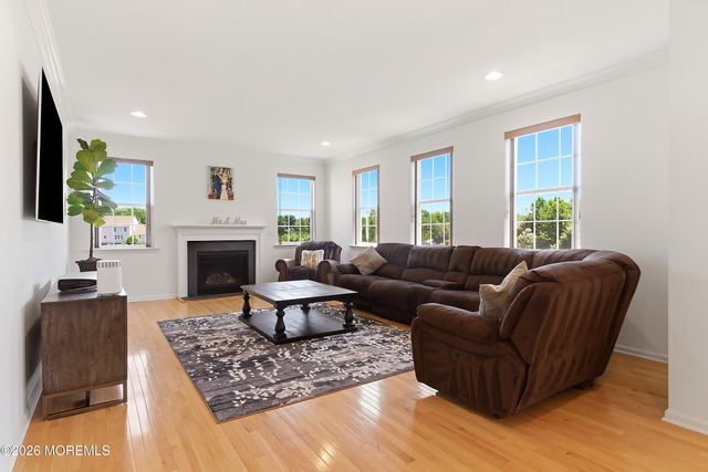 6 Valley Court, Cream Ridge, NJ 08514
