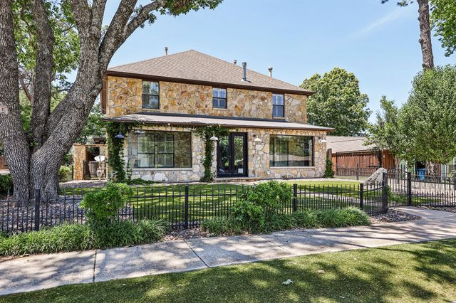 221 N Lucas Drive, Grapevine, TX 76051