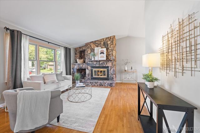 3011 Scenicwood Lane, Woodridge, IL 60517