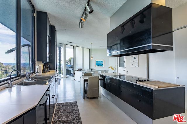 960 Stradella Road, Los Angeles, CA 90077