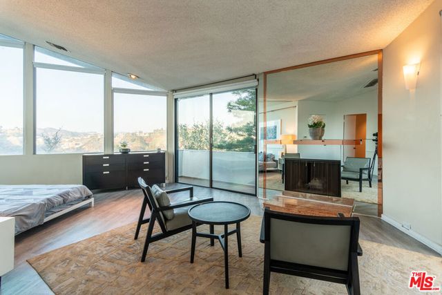 960 Stradella Road, Los Angeles, CA 90077