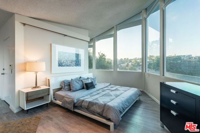 960 Stradella Road, Los Angeles, CA 90077