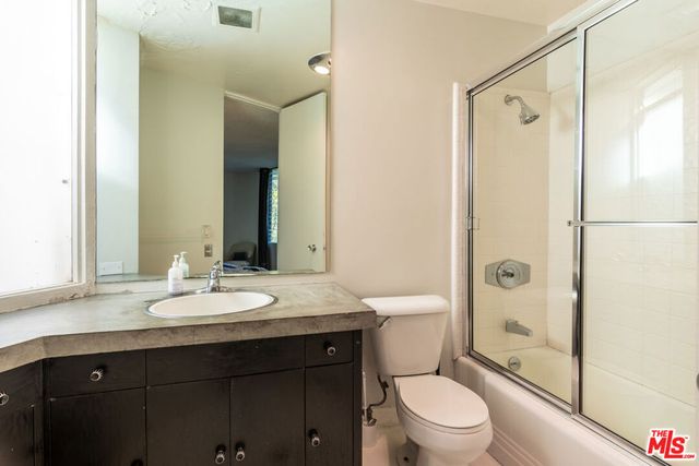 960 Stradella Road, Los Angeles, CA 90077