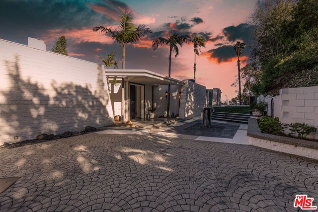 960 Stradella Road, Los Angeles, CA 90077