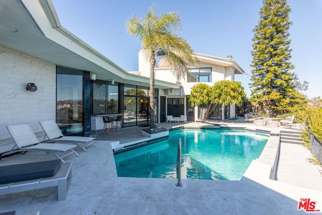 960 Stradella Road, Los Angeles, CA 90077