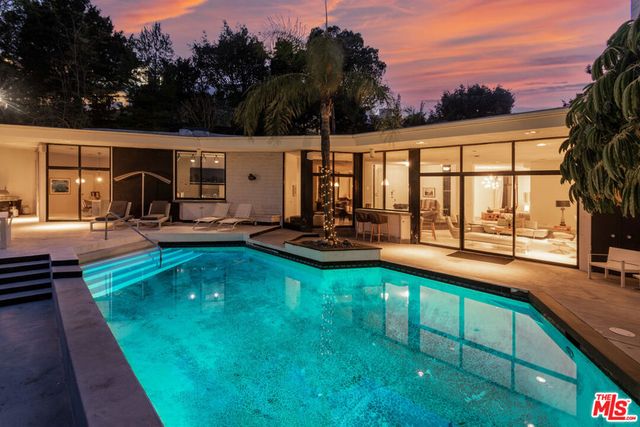 960 Stradella Road, Los Angeles, CA 90077