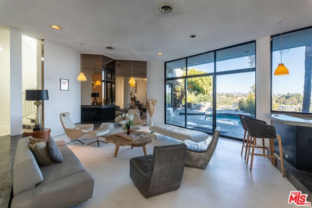 960 Stradella Road, Los Angeles, CA 90077