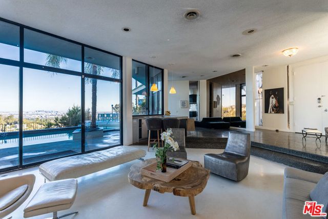 960 Stradella Road, Los Angeles, CA 90077