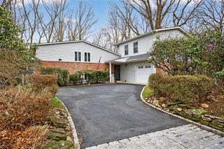 43 Highwood Road, East Norwich, NY 11732