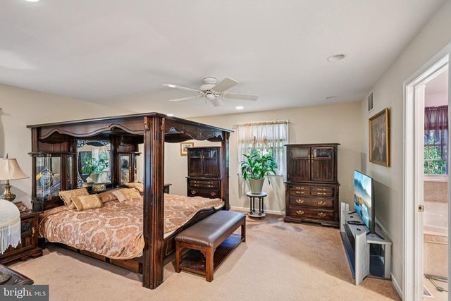 39 OAKWOOD DR, Medford, NJ 08055