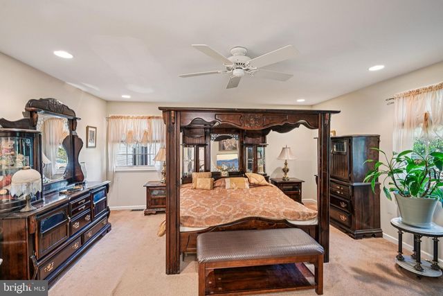 39 OAKWOOD DR, Medford, NJ 08055