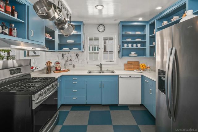 7227 Olivetas Ave, La Jolla, CA 92037