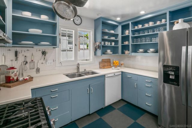 7227 Olivetas Ave, La Jolla, CA 92037