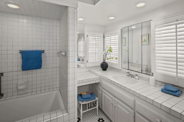 7227 Olivetas Ave, La Jolla, CA 92037