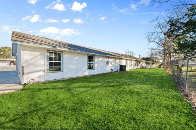 114 Main Street, Hull, TX 77564