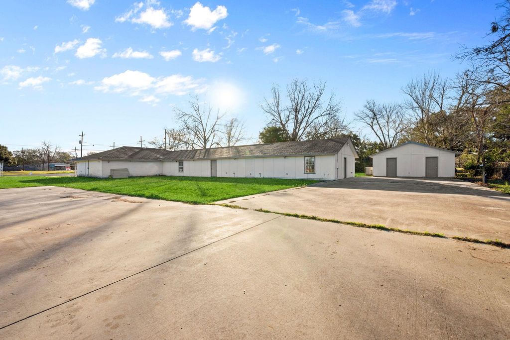 114 Main Street, Hull, TX 77564