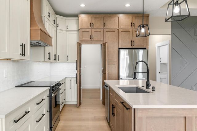 18051 Tanglewood Drive, Clive, IA 50325