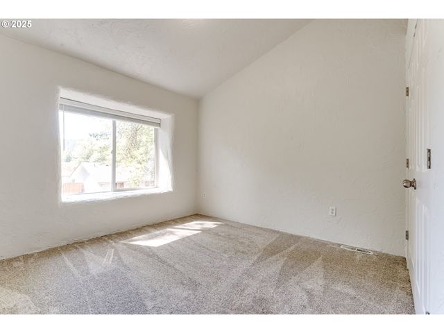 3685 WESTLEIGH St, Eugene, OR 97405