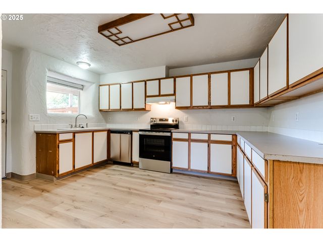 3685 WESTLEIGH St, Eugene, OR 97405