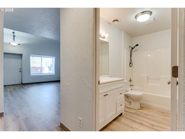 3685 WESTLEIGH St, Eugene, OR 97405