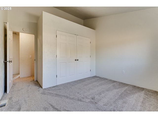 3685 WESTLEIGH St, Eugene, OR 97405